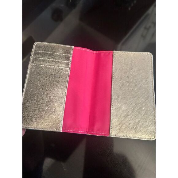 Lily Pulitzer passport and card holder - Picture 2 of 5